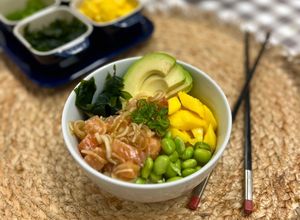Foto principal de Poke bowl de salmón y mango con edamame