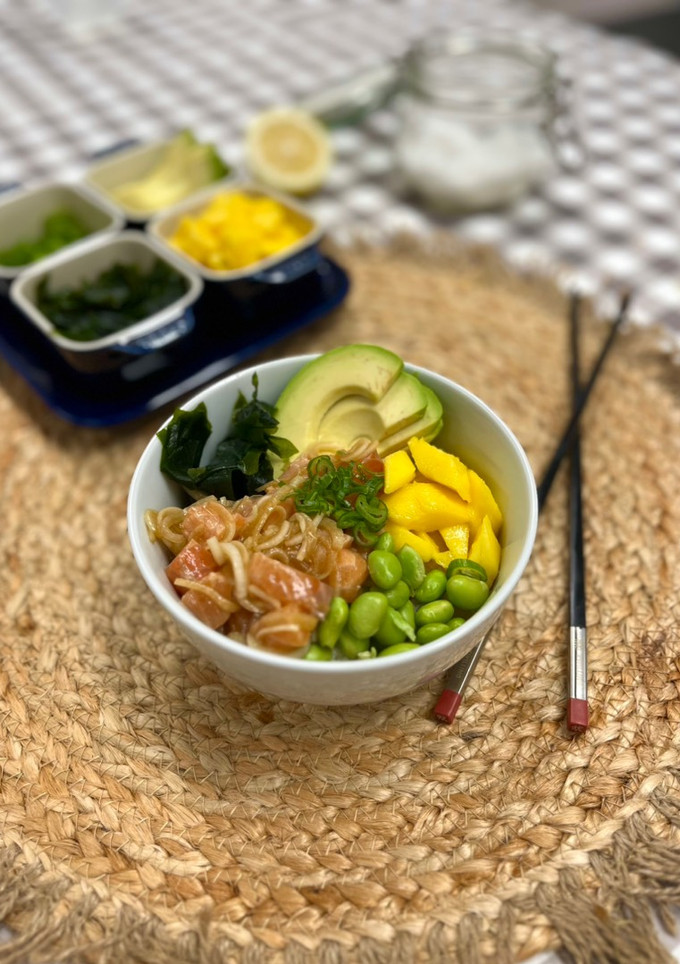 Una foto de Poke bowl de salmón y mango con edamame