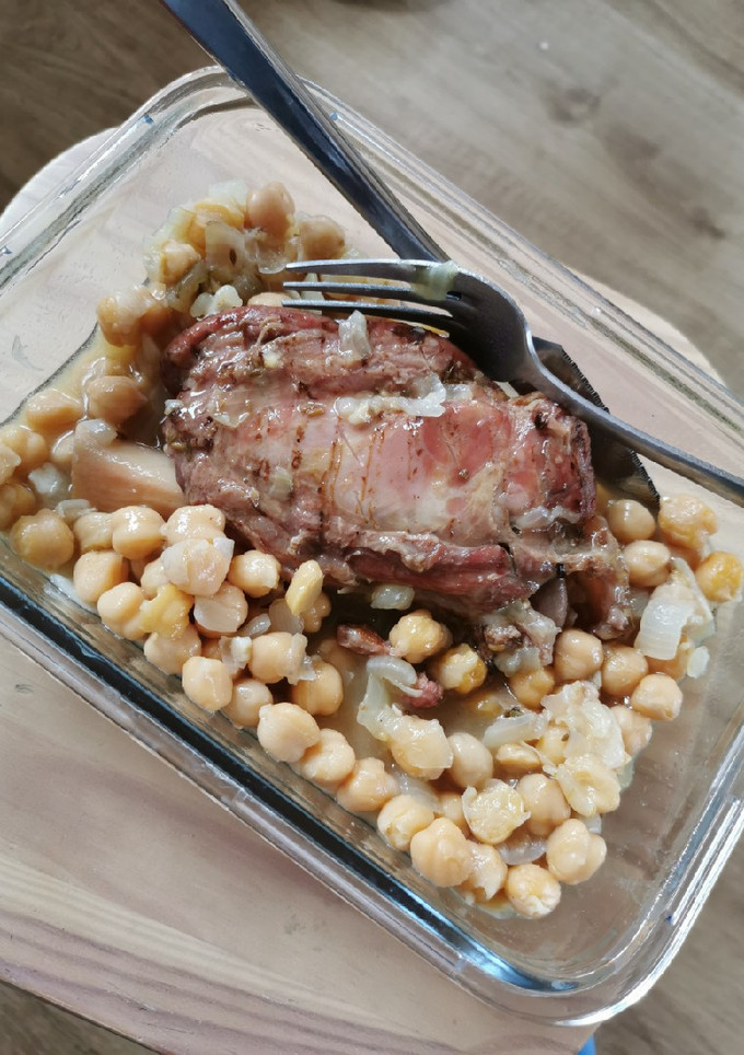 Una foto de Codillo con garbanzos