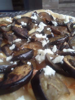 Una foto de Pizza de berenjenas con melao de panela a la sartén!!!🤔🍆🧀🍕🍯🍆🧀🍕