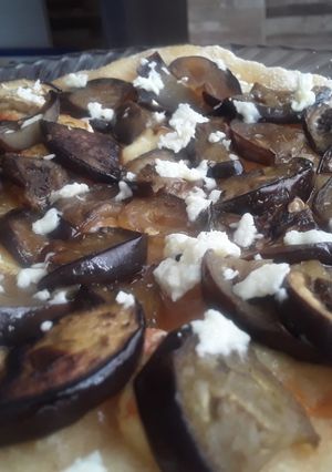Una foto de Pizza de berenjenas con melao de panela a la sartén!!!🤔🍆🧀🍕🍯🍆🧀🍕