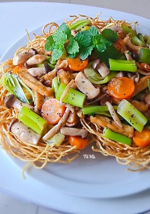 Hình của món MÌ xào giòn chay.