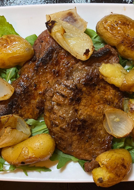 A picture of Peppered Steak with Batatas à Murro.