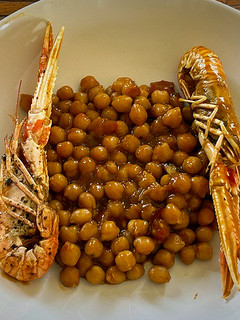 Una foto de Garbanzos con cigalas