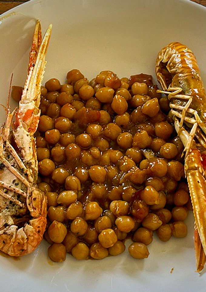 Una foto de Garbanzos con cigalas