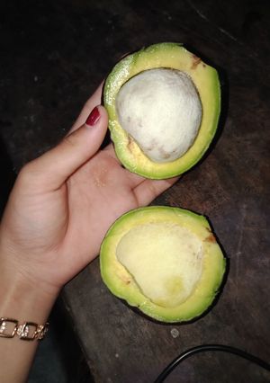 Foto resep Tips mematangkan buah alpukat dengan tisue
