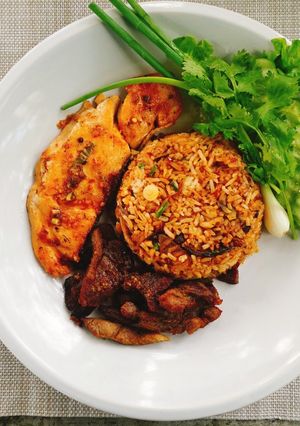 รูปของ ข้าวผัดปลาทูพริกเผา หมูทอด แซลมอน