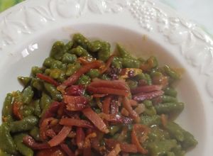 Foto di Gnocchi tirolesi con sugo veloce di pomodorini e speck croccante