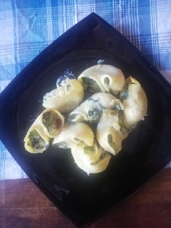 Una foto de Lumaconi o galets rellenos de espinacas y queso
