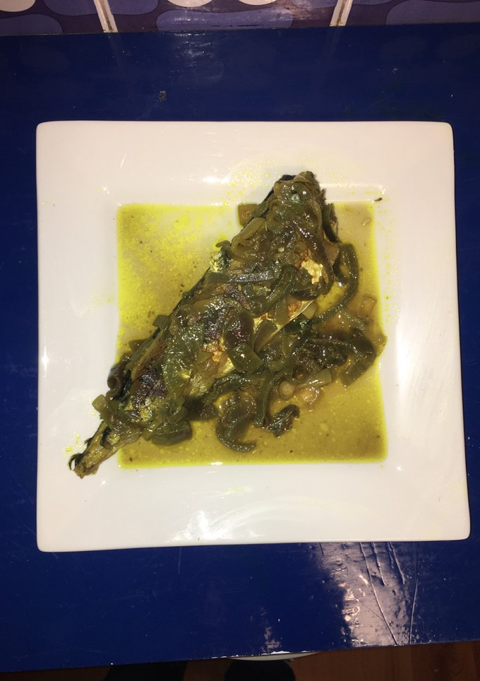 Una foto de Caballa con cebolla y especias
