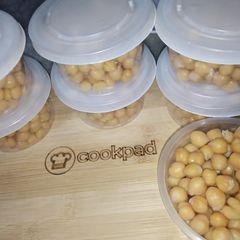 Boiled white chickpeas A picture of Boiled white chickpeas.