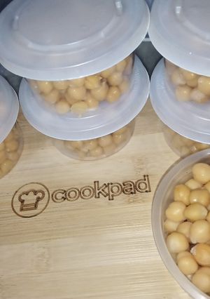 A picture of Boiled white chickpeas.