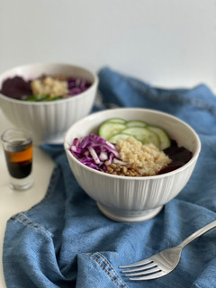 Una foto de Buddha bowl de arroz, quinoa, lentejas, remolacha y mucho mas!