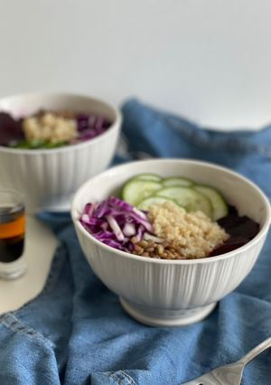 Una foto de Buddha bowl de arroz, quinoa, lentejas, remolacha y mucho mas!