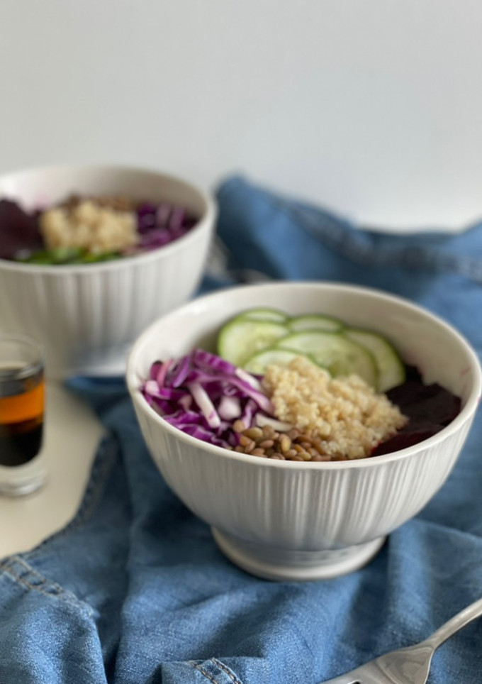 Una foto de Buddha bowl de arroz, quinoa, lentejas, remolacha y mucho mas!