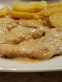 Una foto de Solomillo de cerdo en salsa de mostaza con patatas al vino