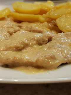 Una foto de Solomillo de cerdo en salsa de mostaza con patatas al vino