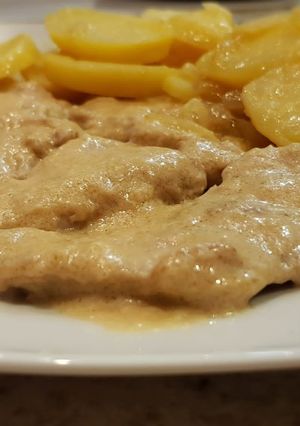 Foto principal de Solomillo de cerdo en salsa de mostaza con patatas al vino
