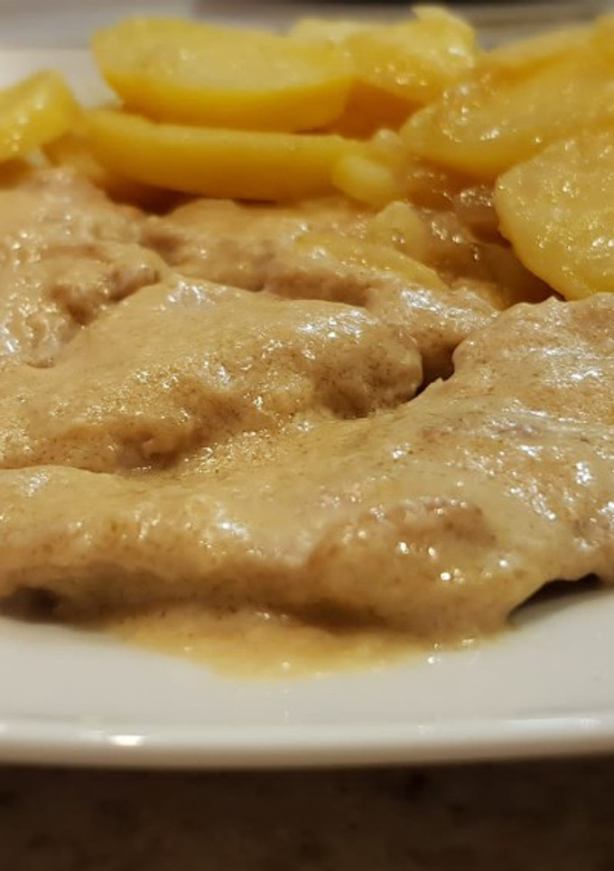 Una foto de Solomillo de cerdo en salsa de mostaza con patatas al vino