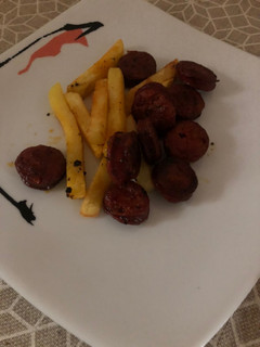 Una foto de Chorizo al vino con patatas fritas