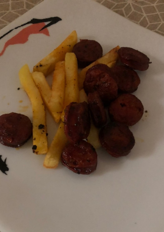 Una foto de Chorizo al vino con patatas fritas