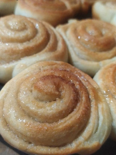Una foto de Rolls de canela veganos