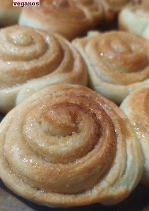 Una foto de Rolls de canela veganos