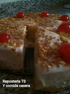 Una foto de Tarta helada de turrón y nata