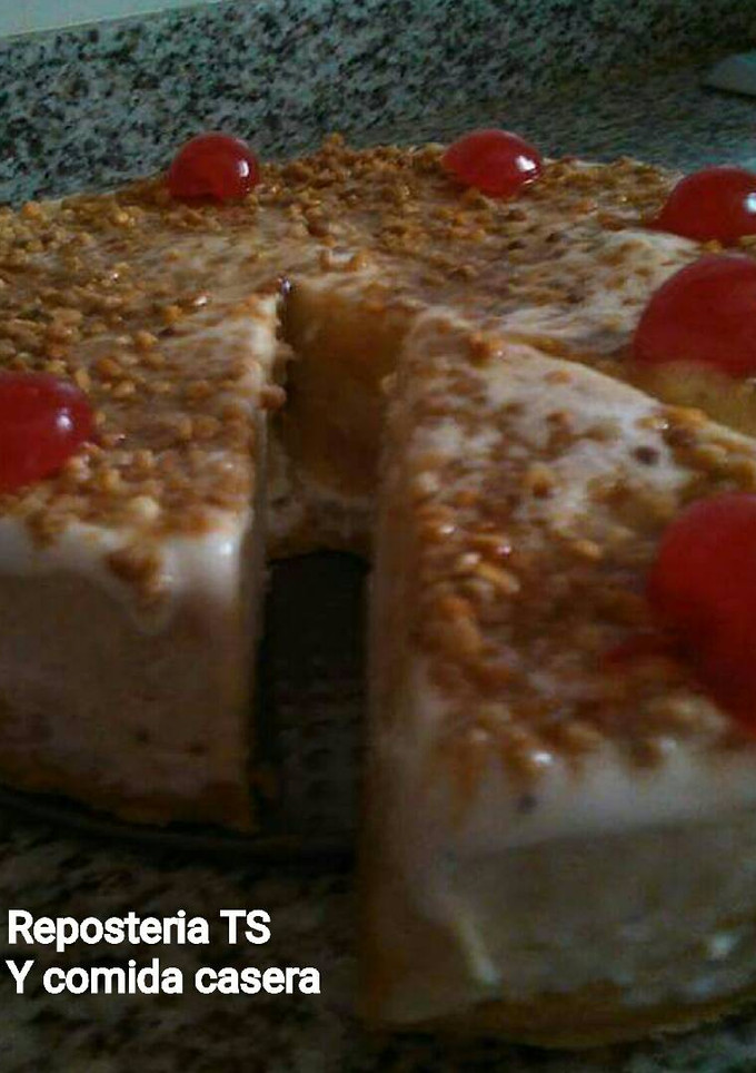 Una foto de Tarta helada de turrón y nata