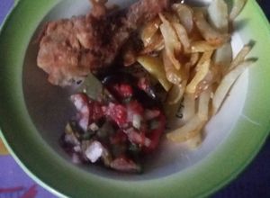 Una foto de Pollo crujiente y papas doradas
