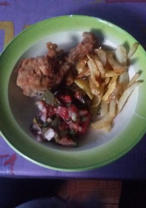 Una foto de Pollo crujiente y papas doradas