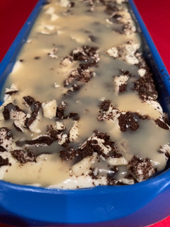 Una foto de Helado de chocolate blanco con galletas oreo de chocolate blanco y sirope de chocolate blanco