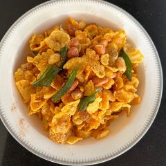 A picture of Makyacha chivda (corn chivda).