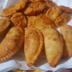 A picture of Aloo qeemey ke samosey.