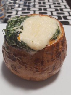 Una foto de Calabaza rellena espinaca y salsa blanca