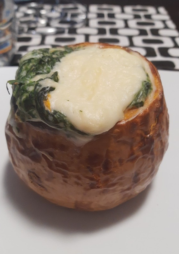 Una foto de Calabaza rellena espinaca y salsa blanca