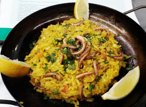 Una foto de Arroz con calamares