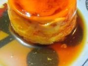 Una foto de flan en microondas