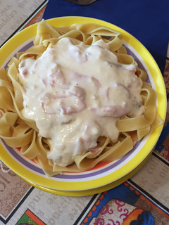 Una foto de Pasta panna e prosciutto a mi manera