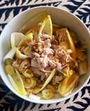 Endivias, alubias, pavo, uvas y nueces con aliño de mostaza