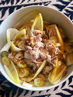 Una foto de Endivias, alubias, pavo, uvas y nueces con aliño de mostaza