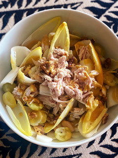 Una foto de Endivias, alubias, pavo, uvas y nueces con aliño de mostaza