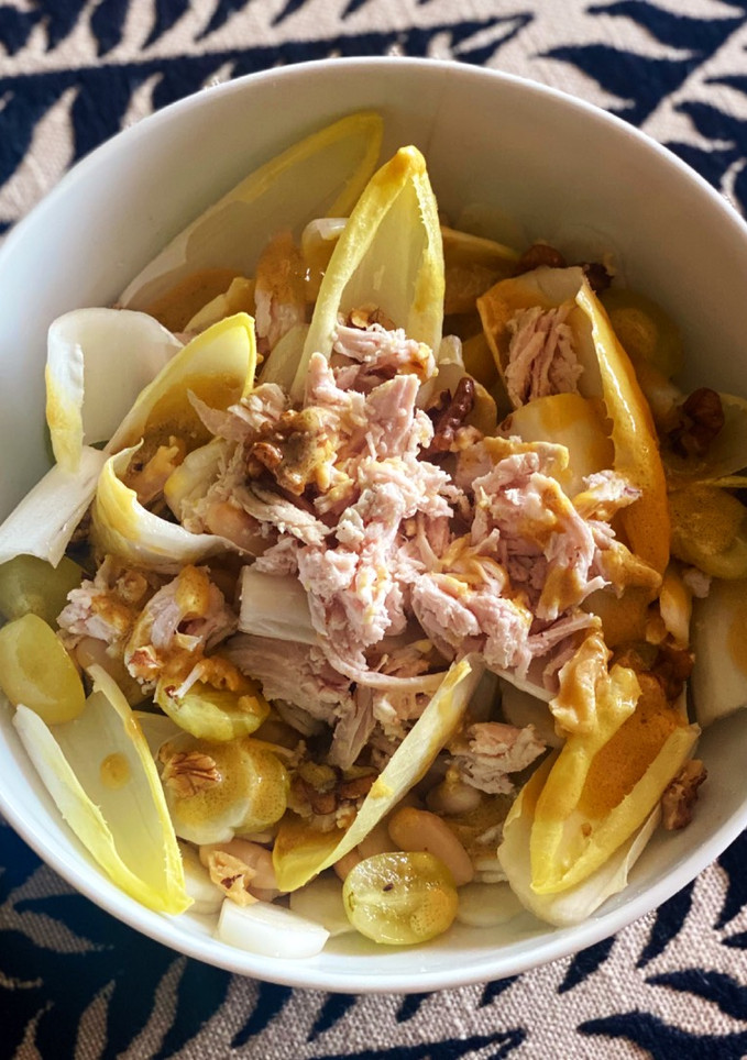 Una foto de Endivias, alubias, pavo, uvas y nueces con aliño de mostaza