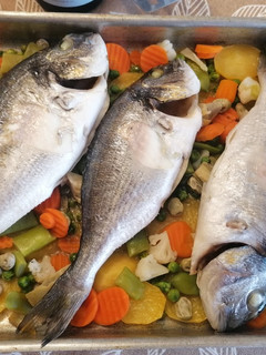 Una foto de 217. Dorada con menestra de verduras y patatas / Horno