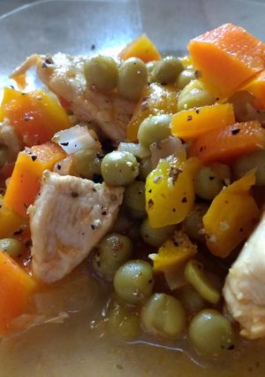 Una foto de Guiso de pollo y arvejas