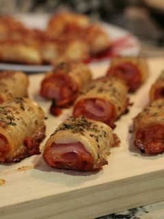 Una foto de Saladitos de hojaldre de pesto rojo y pavo cocido