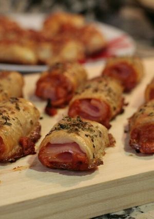 Una foto de Saladitos de hojaldre de pesto rojo y pavo cocido