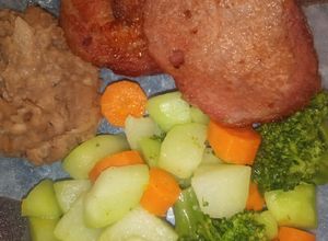 Una foto de Verduras hervidas con mantequilla y algo más