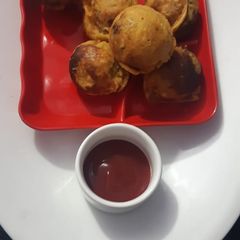 A picture of Mumbai style batata bada.