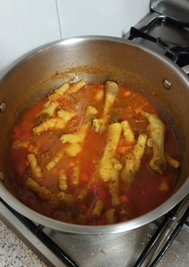 Una foto de Patitas de pollo guisadas